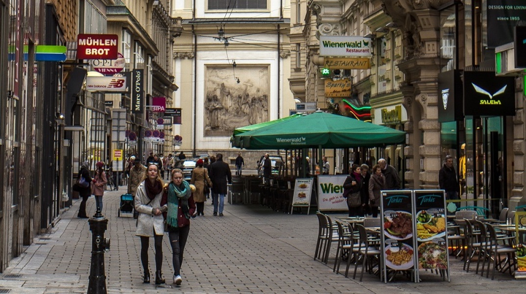  Ευρώπη: Η πανδημία ρίχνει τη σκιά της στα Χριστούγεννα