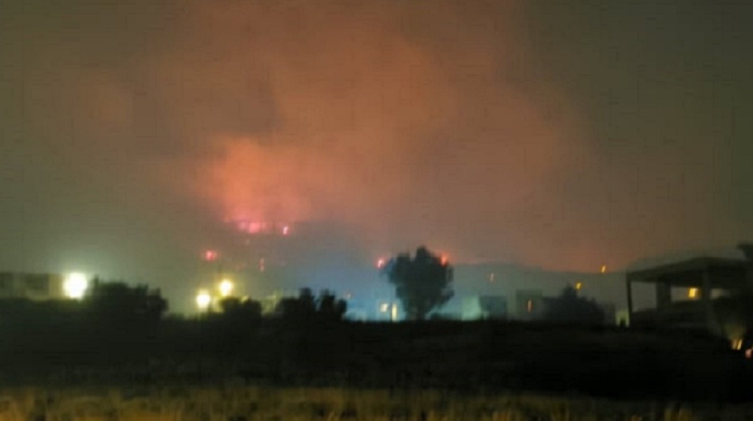 Φωτιά τώρα στην Τήνο