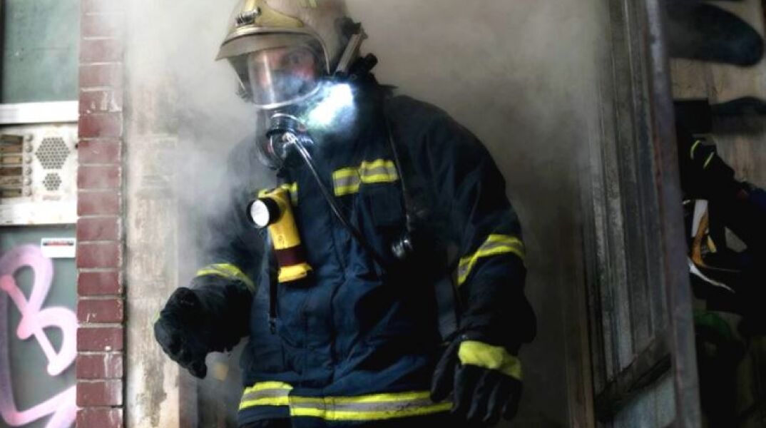 Φωτιά τώρα σε διαμέρισμα στη Νέα Ιωνία με τραυματία