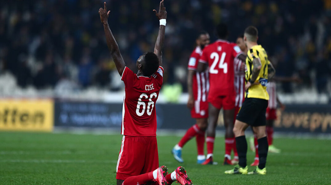 Ο Ολυμπιακός νίκησε την ΑΕΚ με 3-2 στο ΟΑΚΑ για τη 10η αγωνιστική της Σούπερ Λιγκ