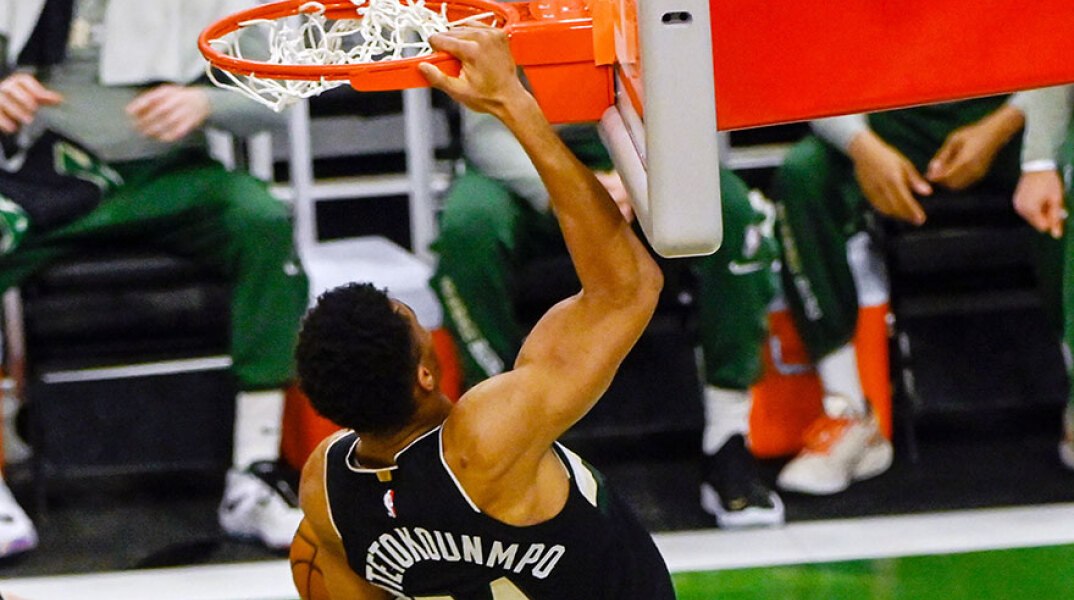 Ο Γιάννης Αντετοκούνμπο καρφώνει στο αντίπαλο καλάθι σε αγώνα του NBA (ΦΩΤΟ ΑΡΧΕΙΟΥ)