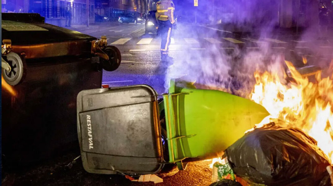 Επεισόδια στη Χάγη με κάδους απορριμμάτων να έχουν παραδοθεί στις φλόγες (ΦΩΤΟ ΑΡΧΕΙΟΥ)