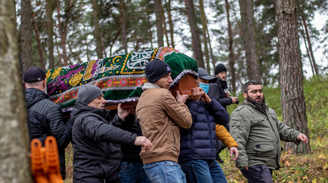 Στην Πολωνία μετανάστες μεταφέρουν το φέρετρο άνδρα από την Υεμένη που πέθανε στα σύνορα με τη Λευκορωσία