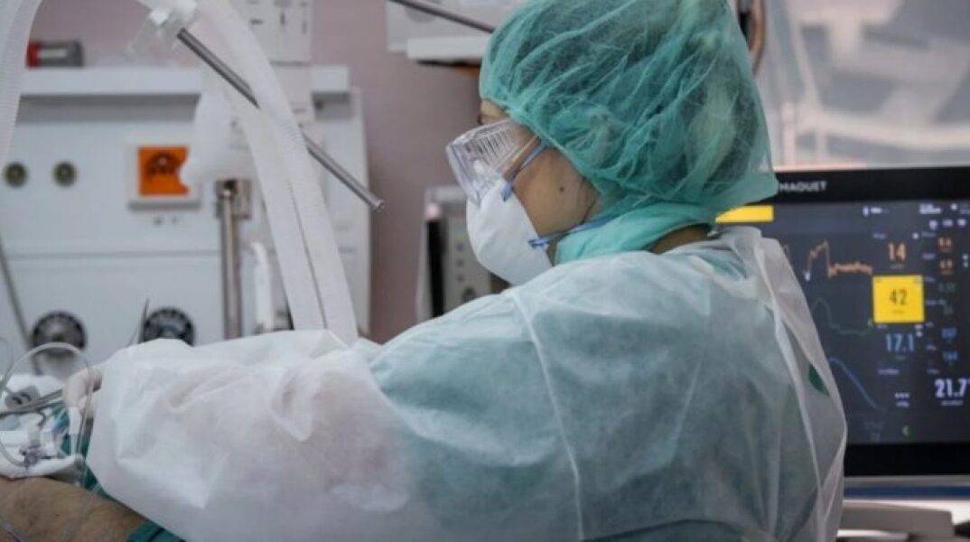 Νεκρή μάνα από κορωνοϊό, χαροπαλεύει η κόρη και οι δύο ανεμβολίαστες