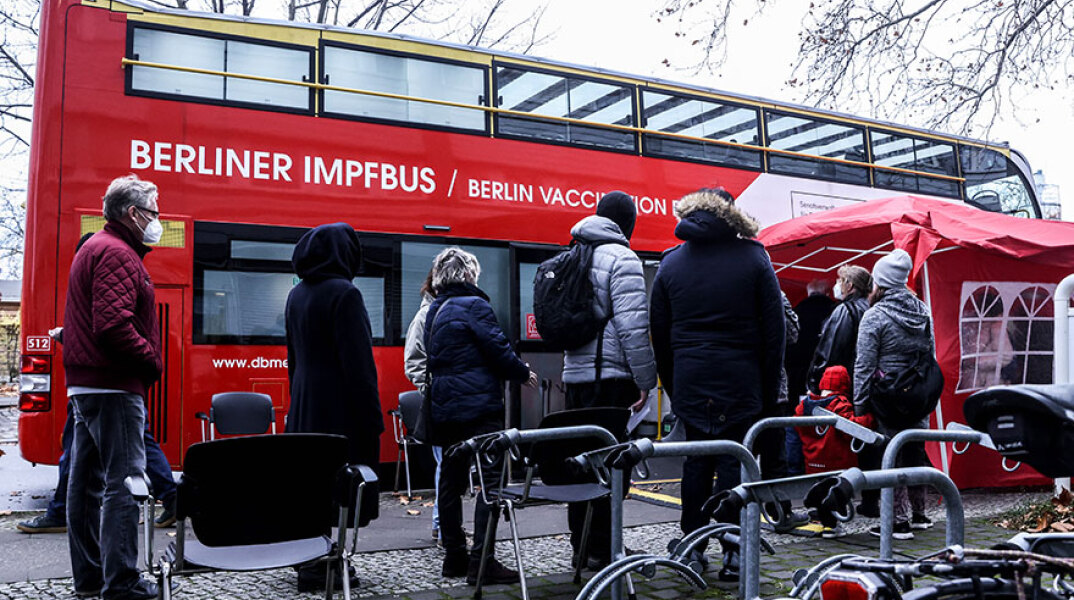 Γερμανοί περιμένουν να εμβολιαστούν για τον κορωνοϊό έξω από ειδικά διαμορφωμένο λεωφορείο στο Βερολίνο - Χιλιάδες τα νέα κρούσματα Covid-19 καθημερινά