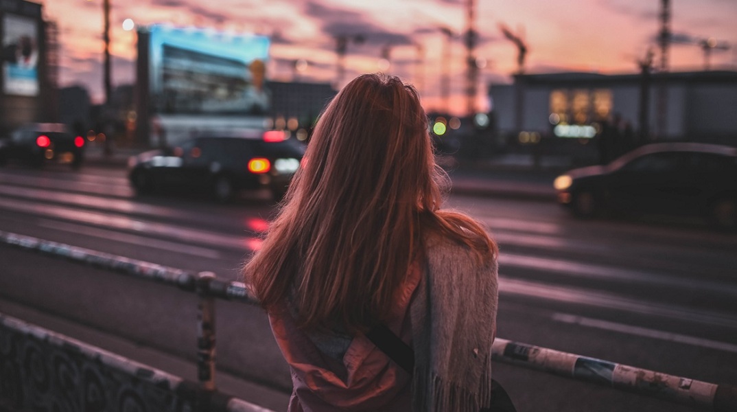 Η πλάτη ενός κοριτσιού.