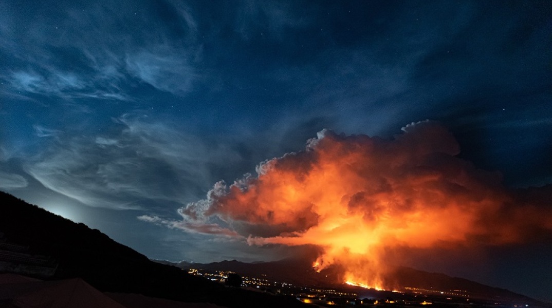 Λάβα και καπνός από το ηφαίστειο Κούμπρε Βιέχα 