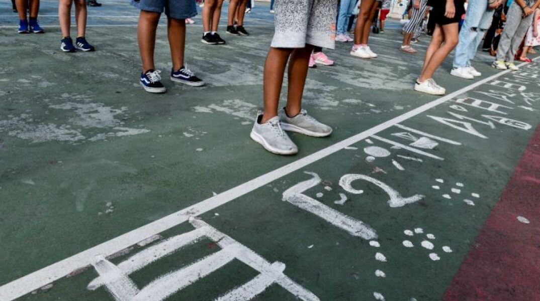 Κορονοϊός – Νέα έρευνα ανατρέπει όσα πιστεύαμε: «Η απόσταση των δύο μέτρων είναι λίγο πολύ αυθαίρετη»