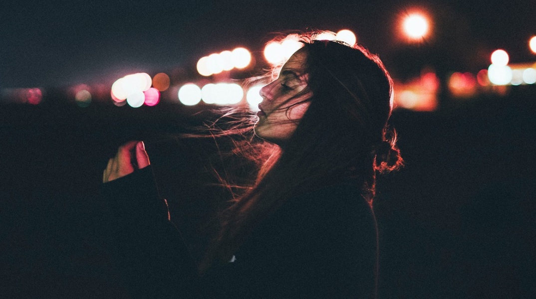 Ένα κορίτσι ποζάρει. 