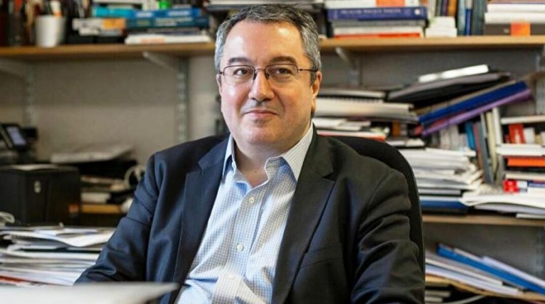 Καθημερινή Summits – Health, Ηλ. Μόσιαλος: Ο ιός θα γίνεται πιο μεταδοτικός, αλλά και λιγότερο επικίνδυνος