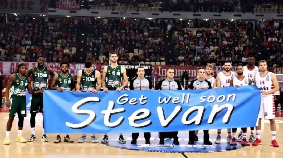 Οι παίκτες του Ολυμπιακού και του Παναθηναϊκού στο πλευρό του Γέλοβατς