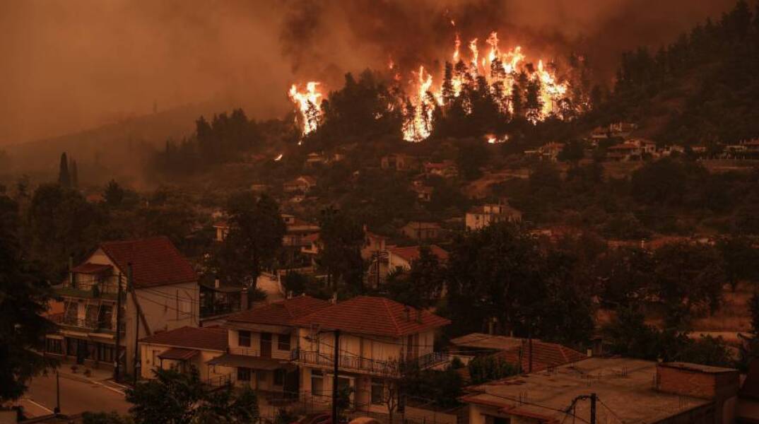Πυρκαγιά στην Βόρεια Εύβοια, Κυριακή 8 Αυγούστου 2021. Στιγμιότυπο από το χωριό Γούβες