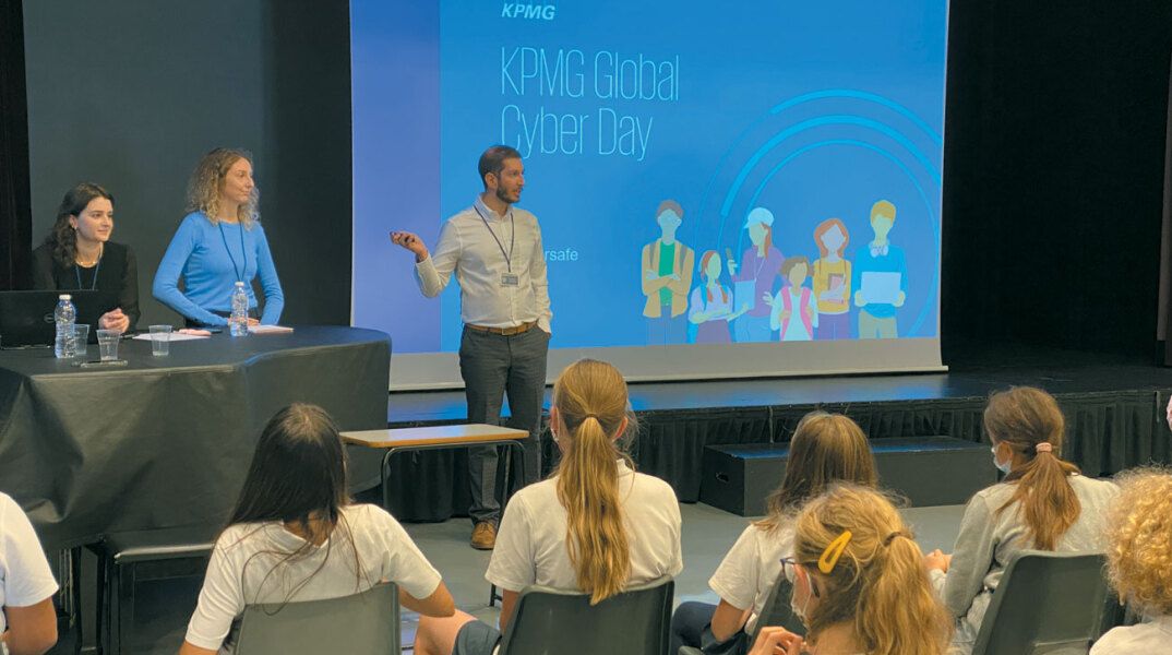 Στιγμιότυπο από την παρουσίαση στο σχολείο Campion School, στο πλαίσιο της δράσης KPMG Global Cyber Day. Από αριστερά Βασιλική Μακρυγιάννη, Νεφέλη Χριστιά, Νίκος Αναγνωστόπυλος, Σύμβουλοι στο τμήμα κυβερνοασφάλειαςτης KPMG.