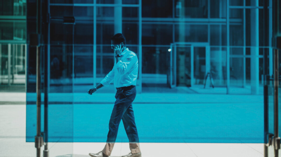 Άνδρας μιλάει στο τηλέφωνο