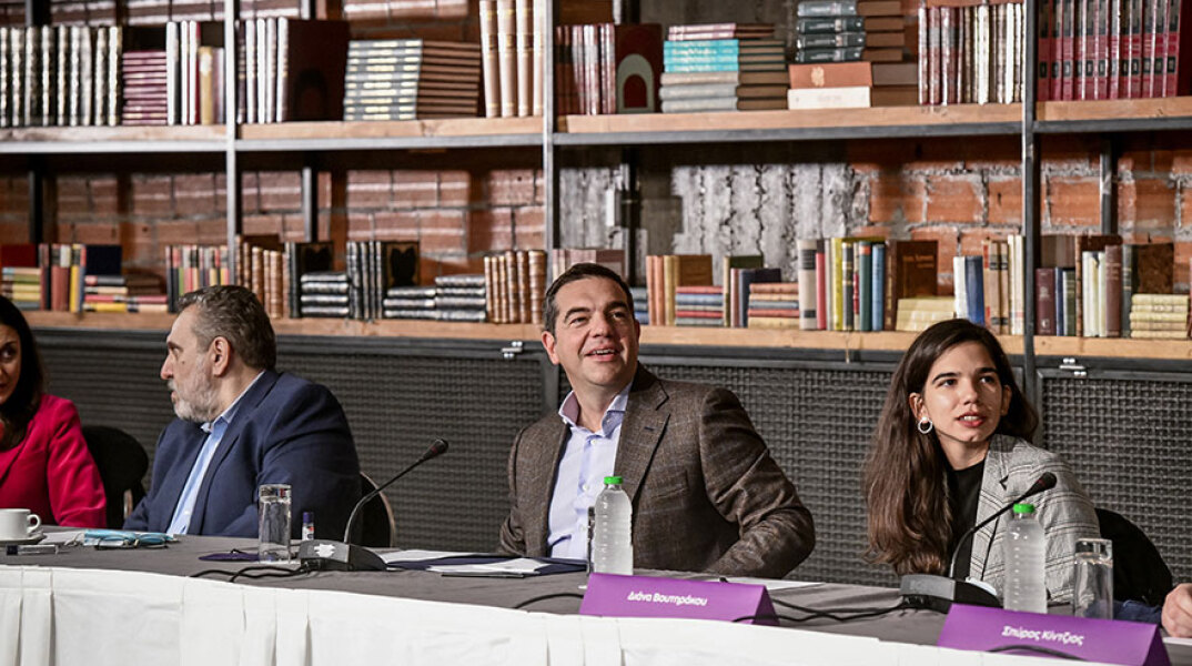Ο Αλέξης Τσίπρας παρουσιάζει τους συμβούλους του που απαρτίζουν το νέο think tank