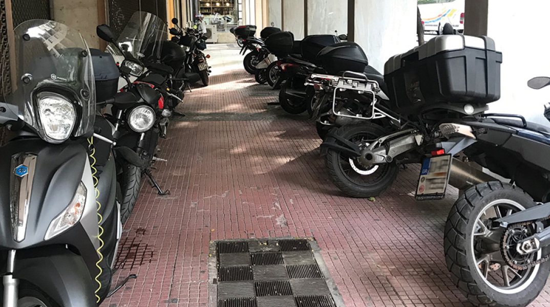 Διπλοπαρκαρισμένα μηχανάκια στο πεζοδρόμιο στην Ακαδημίας