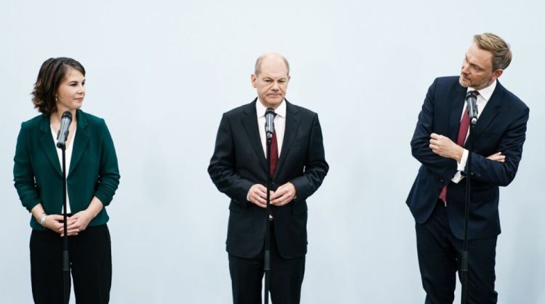 Αναλένα Μπέρμποκ (Πράσινοι), Όλαφ Σολτς (SPD) και Κρίστιαν Λίντντερ  (FDP) ©EPA Pool