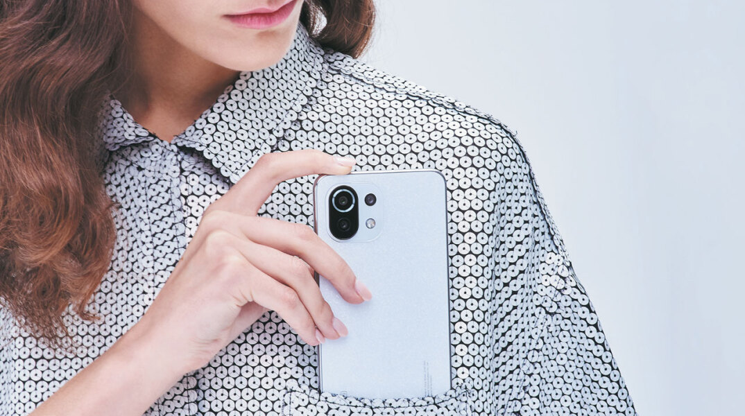 Γυναίκα βάζει κινητό στην τσέπη του πουκαμίσου της