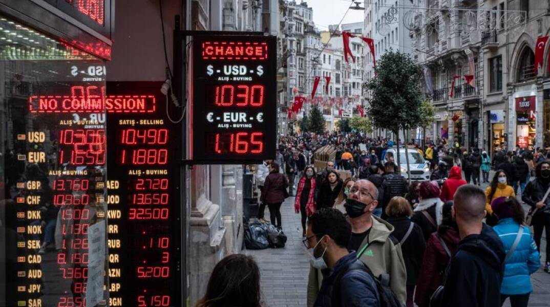 Οι Τούρκοι συρρέουν σε καταστήματα ανταλλαγής συναλλάγματος καθώς η λίρα συνεχίζει να υποχωρεί