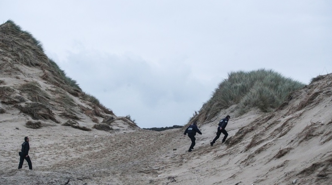 Αστυνομικοί επιθεωρούν την παραλία 