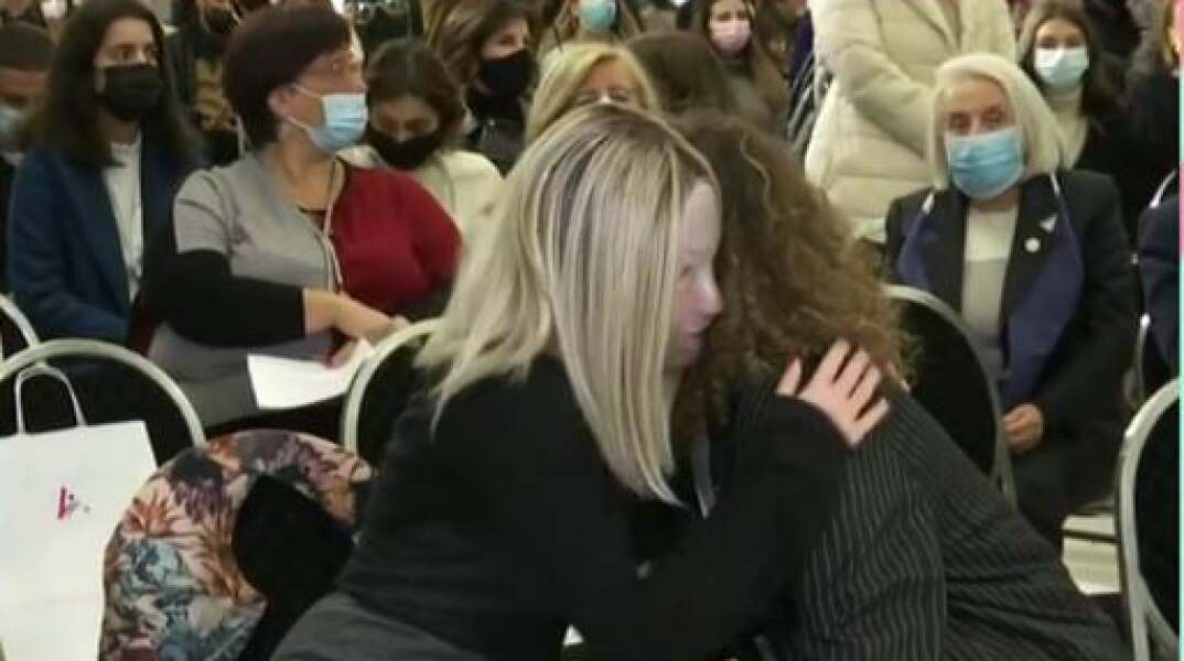 Η Ιωάννα Παλιοσπύρου αγκάλιασε την αδελφή και τον πατέρα της άτυχης 26χρονης ενώ τα λόγια της μητέρας της Γαρυφαλλιάς “ράγισαν” καρδιές.