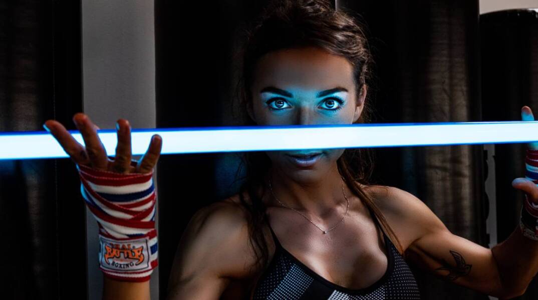 Γυναίκα με αθλητικά ρούχα κρατάει μια λάμπα led