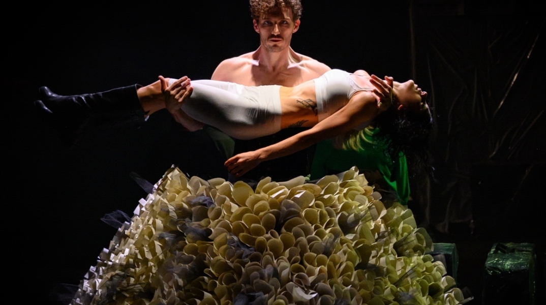 "Αυτοί που περπατούν στα σύννεφα" του Γιάννη Σκαραγκά στο θέατρο Olvio