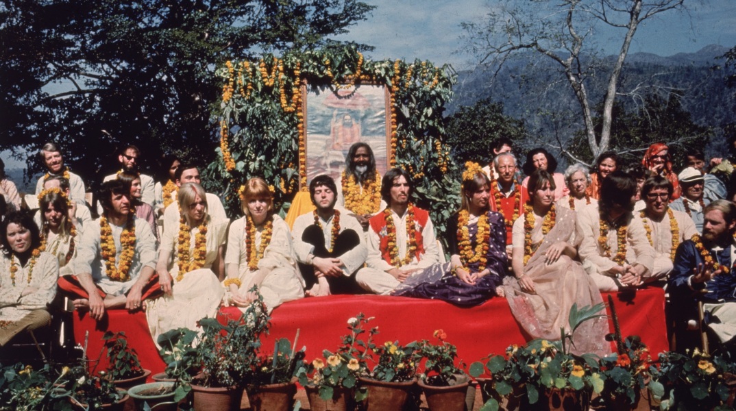 Οι Beatles και οι σύζυγοί τους στην Ινδία με τον Maharishi Mahesh Yogi