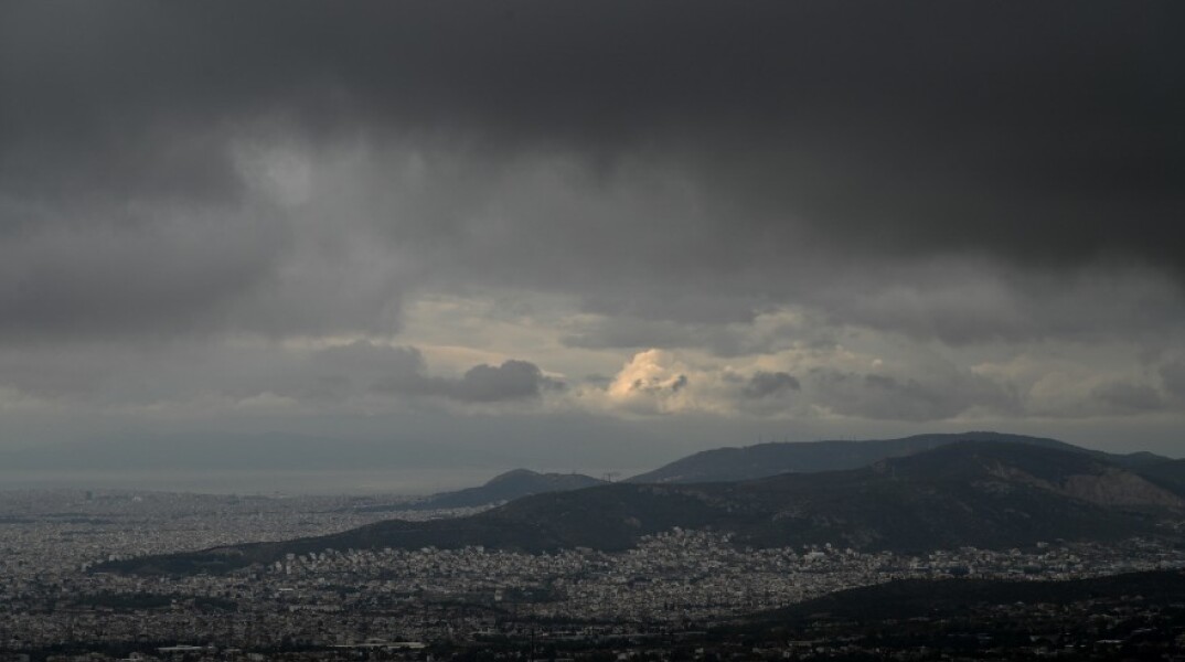 Βροχερό το σκηνικό στην Αθήνα