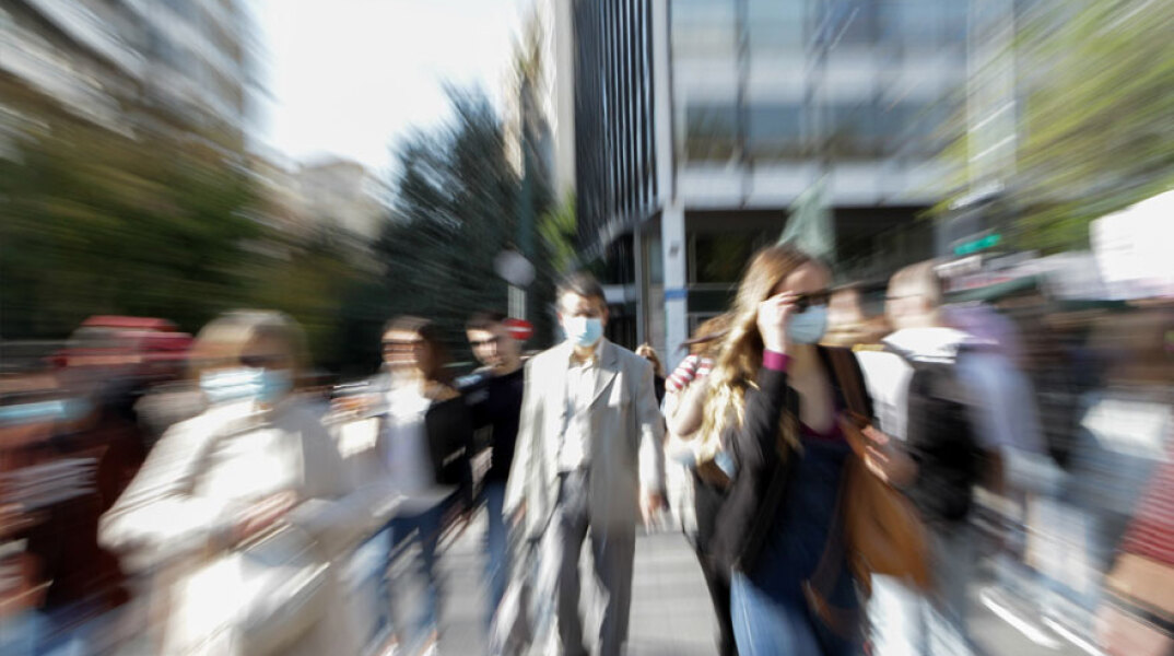 Πολίτες διασχίζουν τη διάβαση πεζών στο Σύνταγμα