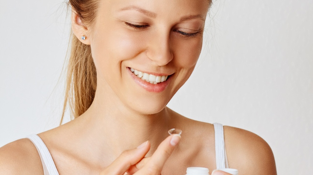 Κοπέλα βάζει φακούς επαφής