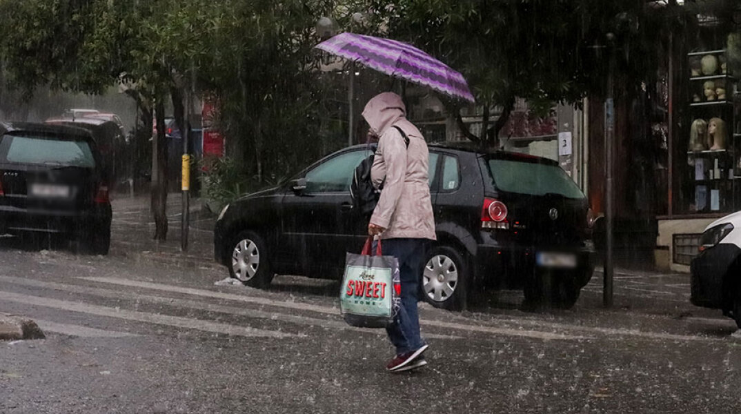 Κακοκαιρία στην Αττική - Έντονη βροχόπτωση στο κέντρο της Αθήνας