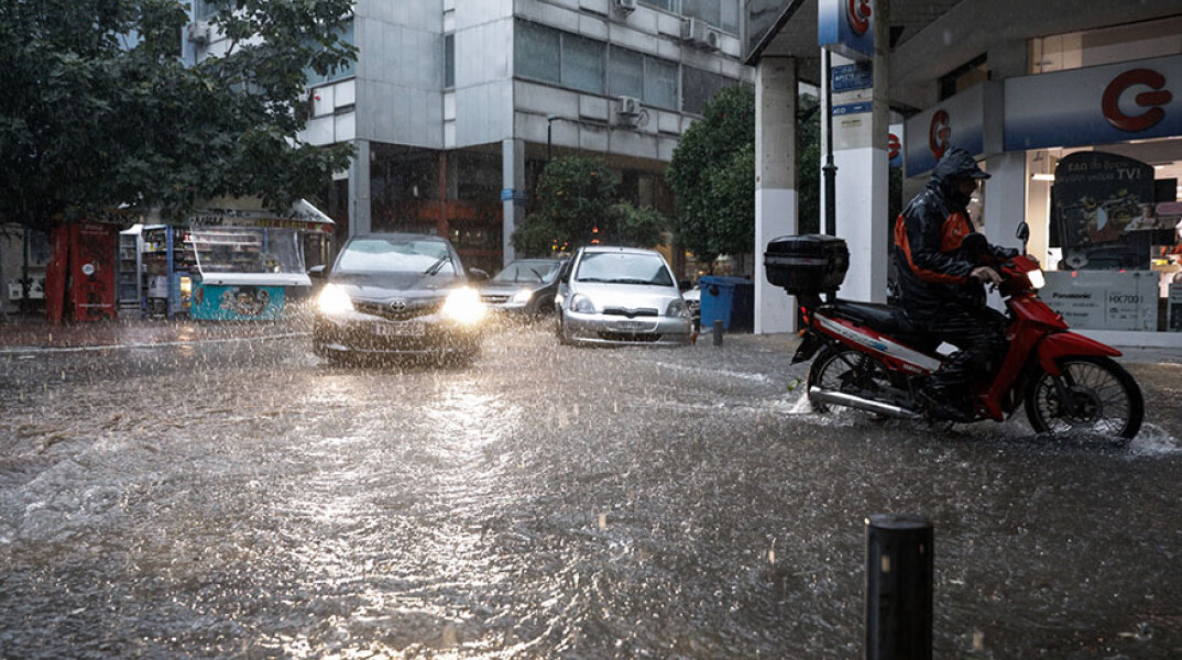 Κακοκαιρία στην Αττική με έντονη βροχόπτωση στο κέντρο της Αθήνας