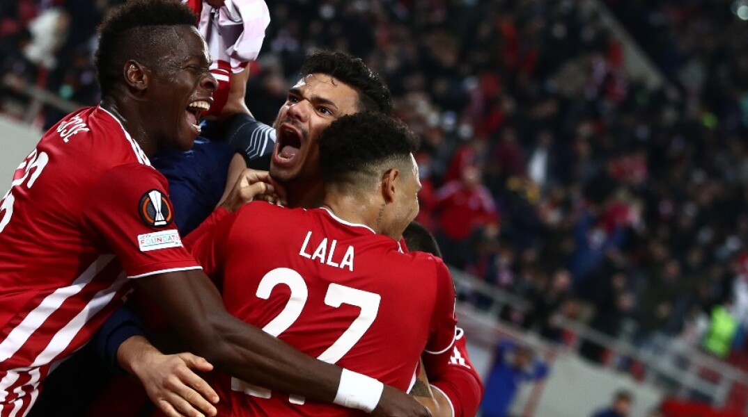 Οι παίκτες του Ολυμπιακού μετά τη νίκη επί της Φενέρμπαχτσε