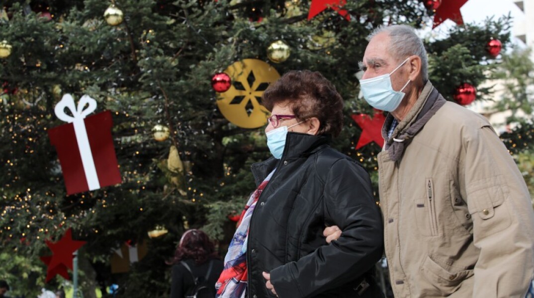 Πολίτες μπροστά στο χριστουγεννιάτικο δέντρο στην Αθήνα