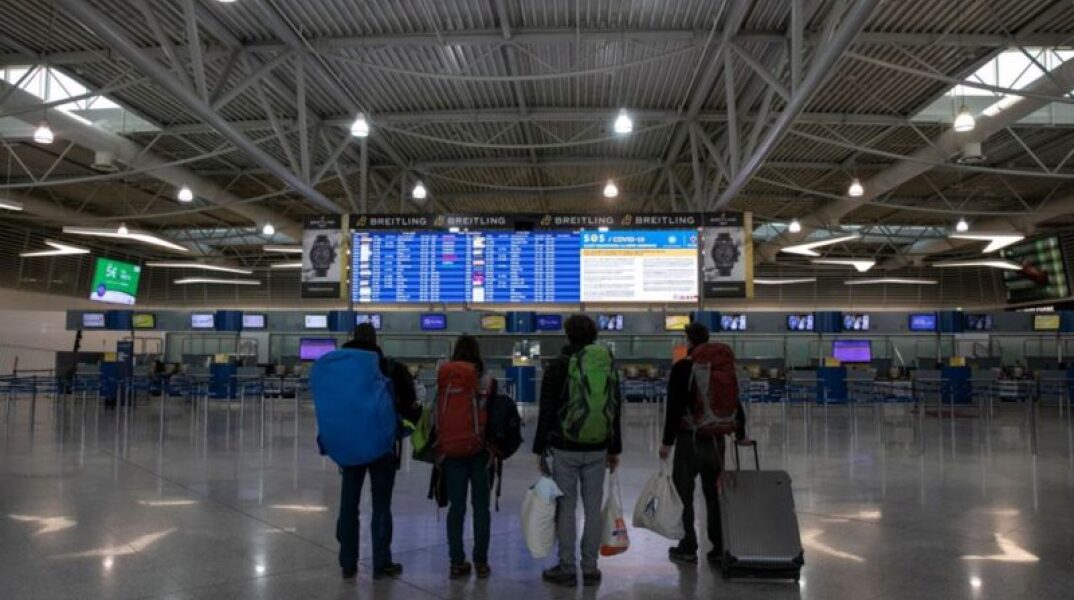 Ολλανδία: Ώρες αναμονής και τεστ Covid-19 για εκατοντάδες επιβάτες από τη Νότια Αφρική στο αεροδρόμιο του Άμστερνταμ