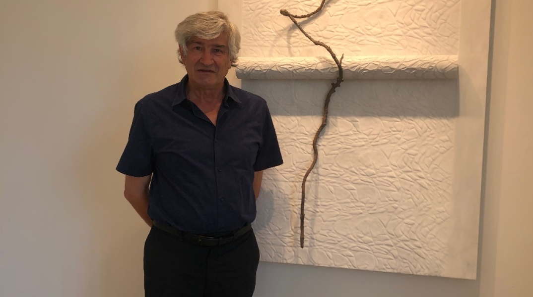 O καλλιτέχνης Τζουζέπε Πενόνε στην έκθεσή του στην Gagosian Athens