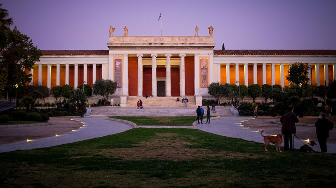 Εθνικό Αρχαιολογικό Μουσείο (ΦΩΤΟ ΑΡΧΕΙΟΥ) - Στην είσοδο μέσα σε καρότσι εγκατέλειψαν το 2χρονο παιδί