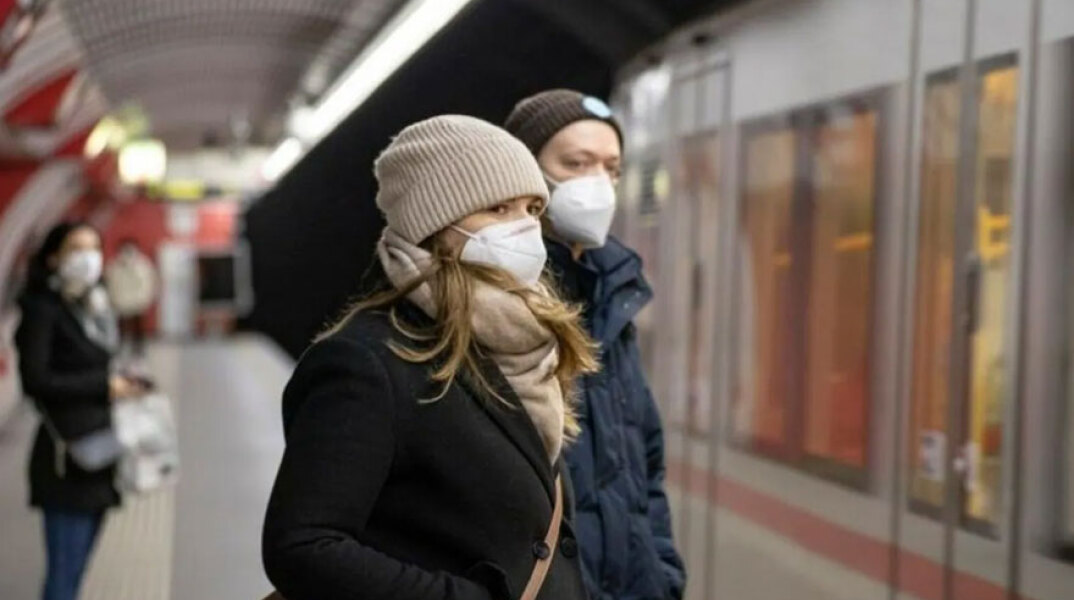 Πολίτες με μάσκα για κορωνοϊό στην Αυστρία (ΦΩΤΟ ΑΡΧΕΙΟΥ) - Ύποπτο κρούσμα της μετάλλαξης Όμικρον στο Τιρόλο