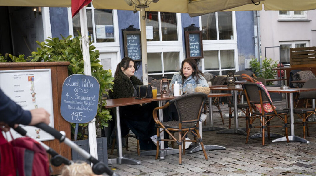 Κοπέλες σε εστιατόριο στην Κοπεγχάγη - Η μετάλλαξη Όμικρον ανιχνεύτηκε στη Δανία