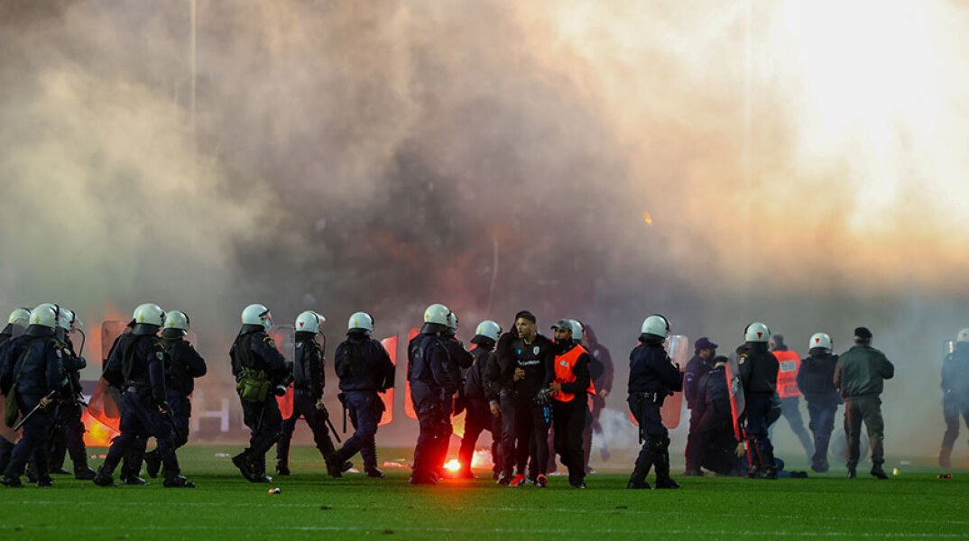 Στο ντέρμπι ΠΑΟΚ - Άρης σημειώθηκαν επεισόδια, με τους οπαδούς να εισβάλλουν στην Τούμπα