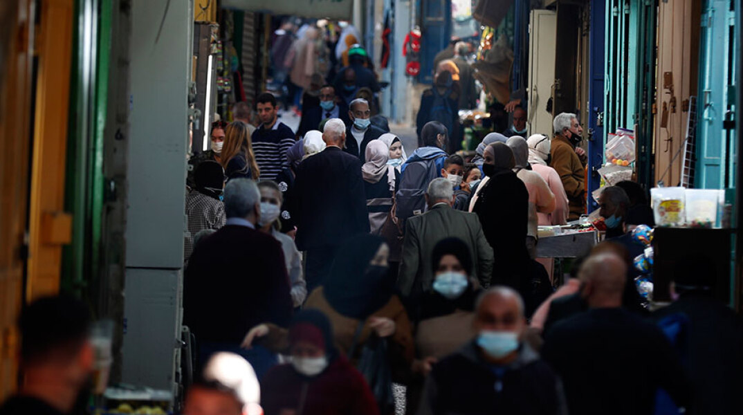 Πολίτες σε αγορά στην παλιά πόλη της Ιερουσαλήμ - Συναγερμός στο Ισραήλ για τη μετάλλαξη Όμικρον