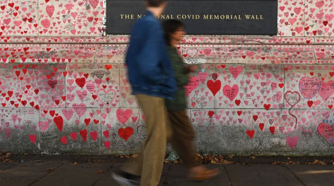 Μνημείο για τους νεκρούς από κορωνοϊό στη Βρετανία - Η μετάλλαξη Όμικρον έφθασε στην Ευρώπη