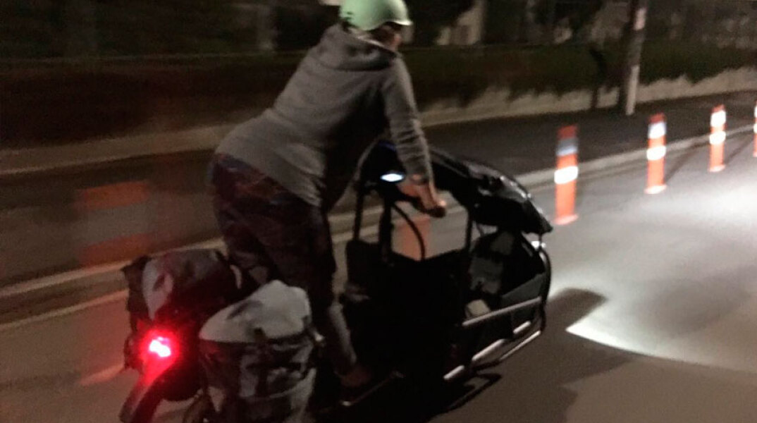 Στη Νέα Ζηλανδία η έγκυος βουλευτής Τζούλι Αν Τζέντερ πήγε με ποδήλατο στο μαιευτήριο για να γεννήσει