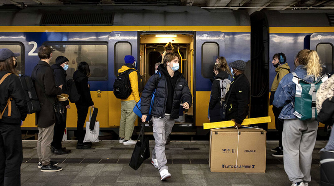 Επιβάτες σε αποβάθρα τρένου στην Ουτρέχτη - Η μετάλλαξη Όμικρον εντοπίστηκε στην Ολλανδία (ΦΩΤΟ ΑΡΧΕΙΟΥ)
