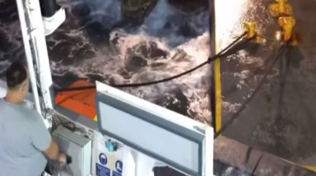 Το πλοίο «Άρτεμις» στη Σίκινο «δένει» με 8 μποφόρ στο λιμάνι