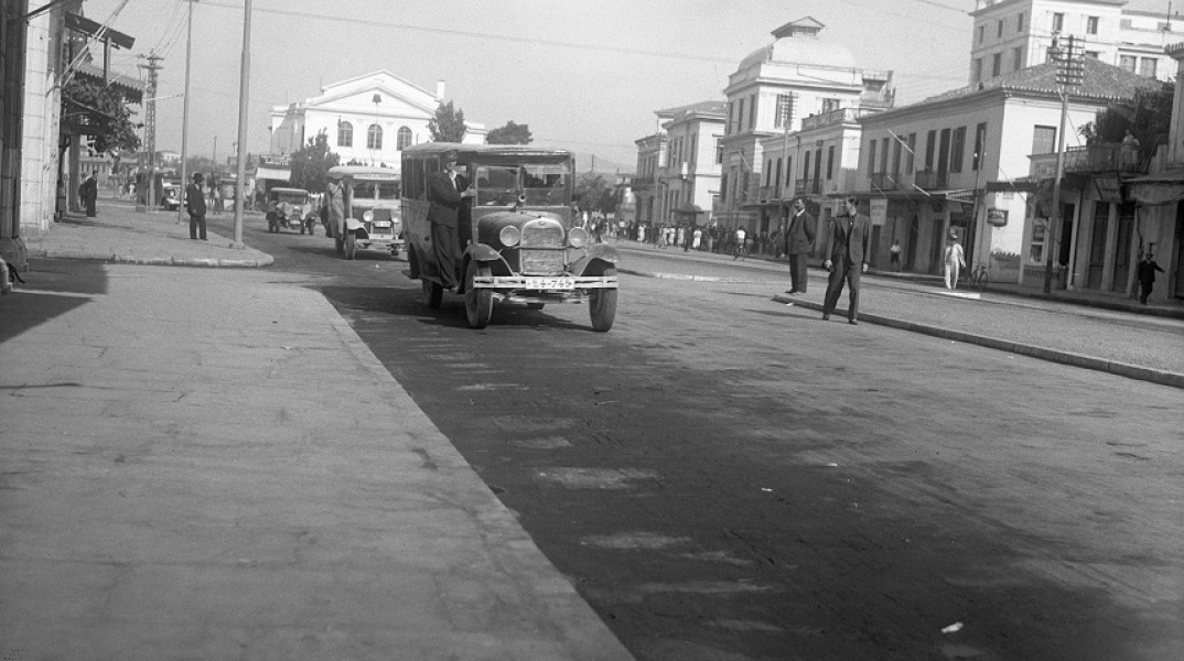 Λεωφορεία στην οδό Δημητριάδος, περίοδος Μεσοπολέμου, Βόλος (αρχείο Ζημέρη, ΔΗ.Κ.Ι) 