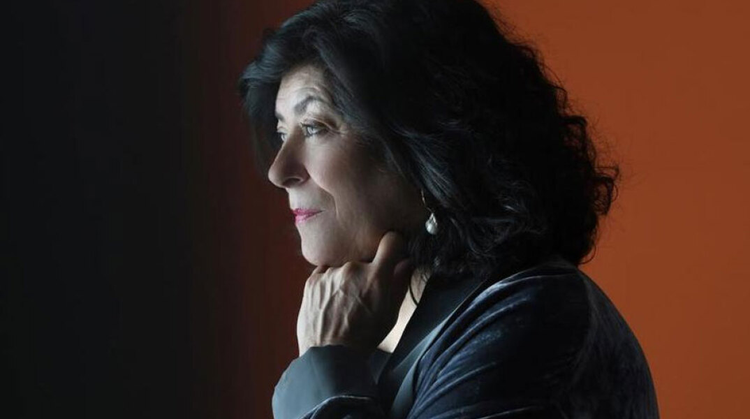 Αλμουδένα Γκράντες, Ισπανίδα συγγραφέας