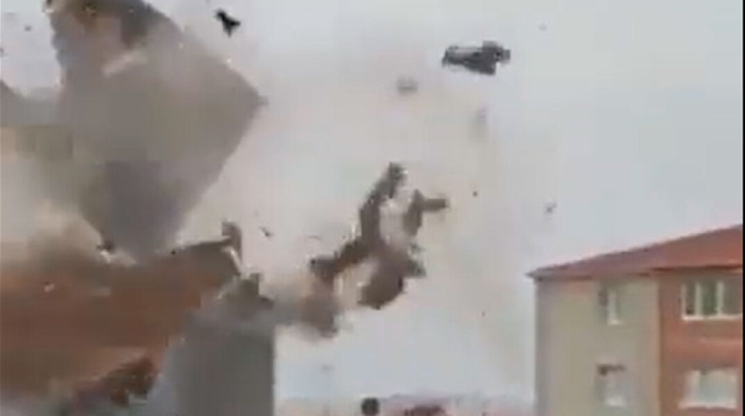 Ανεμοστρόβιλος στην Κωνσταντινούπολη διαλύει στέγη σε κτίριο