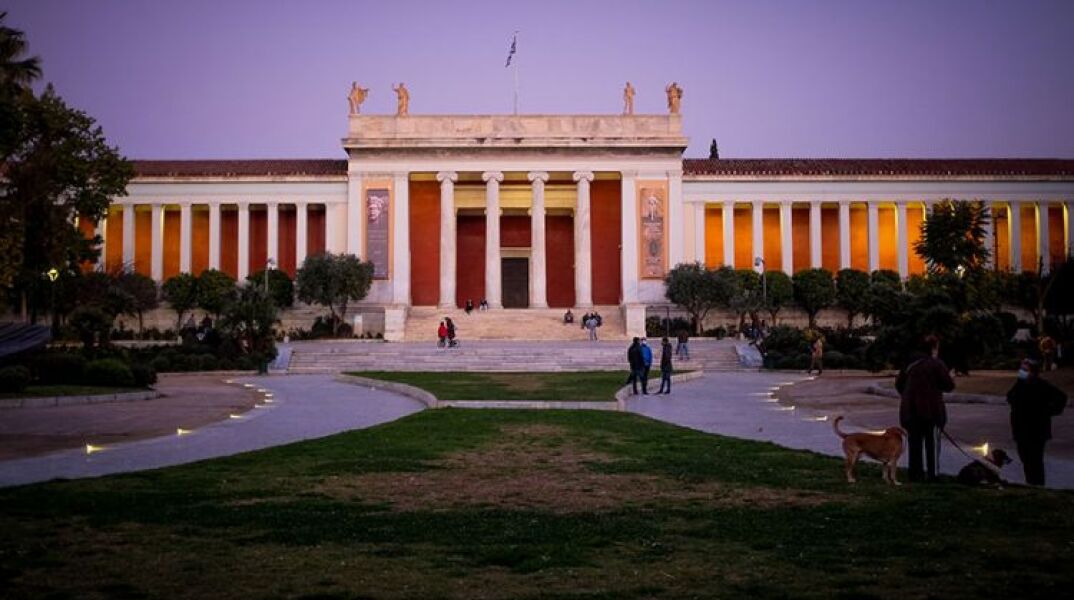 Εθνικό Αρχαιολογικό Μουσείο (ΦΩΤΟ ΑΡΧΕΙΟΥ) - Στην είσοδο μέσα σε καρότσι εγκατέλειψαν το 2χρονο παιδί